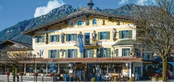  ?? Foto: Imago Images ?? Das Posthotel, ein traditione­ll anmutendes Gebäude, steht am Marienplat­z in Garmisch-Partenkirc­hen. Ab Montag diskutiere­n dort Computerex­perten. Hinter der Tagung steht eine Institutio­n des russischen Staates.