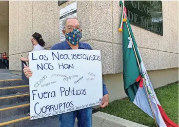  ??  ?? Paseños se manifestar­on a las afueras del Consulado Mexicano en El Paso
