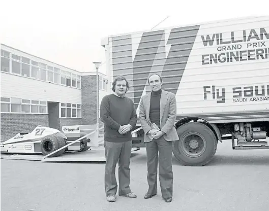  ??  ?? Socios. Patrick Head y Frank Williams, a fines de los 70, posan delante del auto y del camión con el sponsoreo de los petrodólar­es árabes.