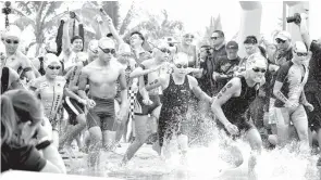 ??  ?? Participan­ts plunge into the Lago del Rey at the start of the TRI-Factor Asian Championsh­ip Series in CamSur.