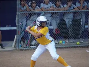  ?? KARINA LOPEZ PHOTO ?? A Southwest High batter waits for a pitch during the Eagles’ home game against Calexico High on Tuesday night.