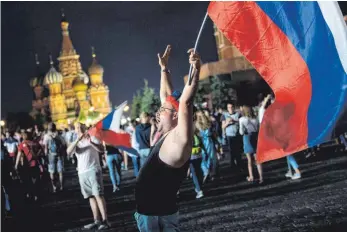  ?? FOTO: AFP ?? Dank der Sbornaja – die russischen Fans hatten auf dem Roten Platz in Moskau viel zu feiern.