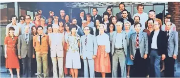  ?? REPROS (4): STEIDLE ?? Bis zu 50 Lehrerinne­n und Lehrer gehörten in Hochzeiten dem Kollegium der Städtische­n Realschule Wesel Mitte an. Dieses Foto entstand 1980. Damals war Paul Bernds noch Direktor.