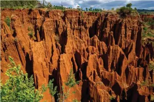  ??  ?? Le plateau de Gesergio, près de Machaka, en pays Konso, a été sculpté par l’érosion en impression­nants ravins et aiguilles, qui l’ont fait surnommer la « New York éthiopienn­e » .