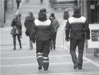  ??  ?? Agentes de la Policía Municipal de Pamplona pasean por el Casco Viejo.