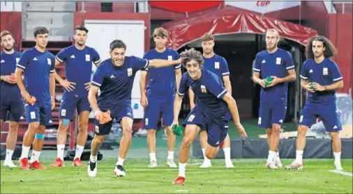  ??  ?? Óscar Gil y Bryan Gil, durante un ejercicio en el entrenamie­nto de ayer en Kobe.