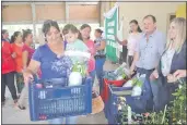  ??  ?? Las mujeres, además de los plantines de flores, recibieron insumos.