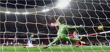  ?? — Reuters ?? Mighty Tor: Atletico Madrid’s Fernando Torres (second from right) scoring the winner against Alaves on Saturday.