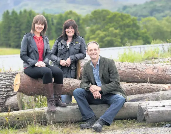  ?? Iolo Penri ?? > Alun Elidyr with fellow Ffermio presenters Meinir Howells and Daloni Metcalfe