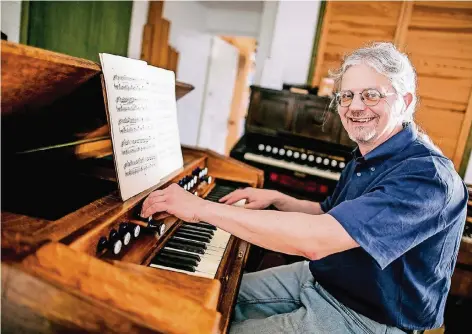  ?? FOTO: ANNE ORTHEN ?? Klaus Langer und ein Harmonium aus seiner Sammlung. 20 Exemplare des Instrument­s stehen in seiner Werkstatt.