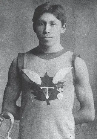  ?? PHOTOGRAPH BY CHARLES A. AYLETT / COURTESY LIBRARY AND ARCHIVES CANADA ?? Onondaga runner Tom Longboat with the Boston Marathon trophy in 1907. Ten years later, a con man would travel the U.S. impersonat­ing him, while Longboat was in France as a soldier.