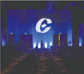  ?? DARREN CALABRESE / THE CANADIAN PRESS FILES ?? Workers make final preparatio­ns for the Conservati­ve Party convention in Halifax in
2018. The race to replace Erin O'toole as leader of the party is kicking into gear.