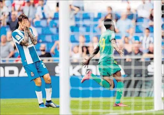  ?? ALBERTO ESTÉVEZ / EFE ?? Errores defensivos. El sueco Isak anotó el tercer gol de la Real Sociedad tras un