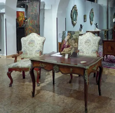  ??  ?? Di valore Un salottino antico in mostra a Treviso Antiquaria: tanti gli oggetti che sarà possibile ammirare a Ca’ dei Carraresi da domani