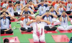  ?? DEEPAK GUPTA/HT ?? Prime Minister Narendra Modi participat­es in a yoga session in the rain on Internatio­nal Yoga Day at Ramabai Ambedkar Sabha Sthal in Lucknow on Wednesday.