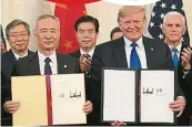  ??  ?? 特朗普和刘鹤签署中美­第一阶段贸易协议。（法新社照片）