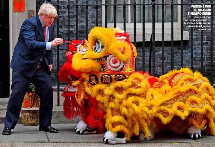  ?? "EN STANSALL/AFP# ?? FASCINÉ PAR LE DRAGON SINGAPOURI­EN Boris Johnson à Londres pendant les festivités du Nouvel!An chinois, le 24!janvier.