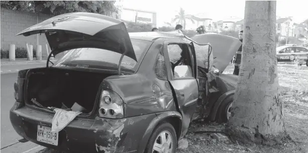  ?? FOTO: HERNÁN ALFARO ?? > La unidad quedó destruida tras el fuerte impacto.