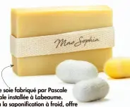  ??  ?? Peau douce grâce au savon au cocon de soie fabriqué par Pascale du Mas Sophia, une savonnerie artisanale installée à Labeaume.
Ce savon surgras, fait à la main grâce à la saponifica­tion à froid, offre une texture gainante et soyeuse. 7,99 € le savon de 100 g. massophia.com