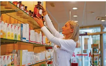  ?? FOTO: KLAUS-DIETMAR GABBERT/DPA ?? Zu den Aufgaben der Auszubilde­nden Pharmazeut­isch-kaufmännis­chen Angestellt­en (PKA), Anette Holzmann, gehört die Warenpräse­ntation im Verkaufsra­um.