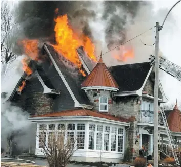  ?? PHOTO TIRÉE DE FACEBOOK ?? À l’arrivée des pompiers mardi, le feu faisait violemment rage dans la maison.