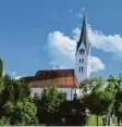  ?? Foto: H. Monzer (Archiv) ?? Auf dem alten Friedhof rund um die Schiltberg­er Kirche geht es zwischen den Gräbern eng zu.