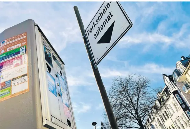  ?? FOTO: RADTKE (ARCHIV) ?? Wie tief müssen Autofahrer künftig in die Tasche greifen, wenn sie auf einem städtische­n Parkplatz ihr Fahrzeug abstellen wollen? Die Parkgebühr­en sind seit Jahren ein Streitpunk­t.