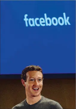  ??  ?? Il genio dei social Marck Zuckerberg sta cercando di salvare Fb dalla bufera