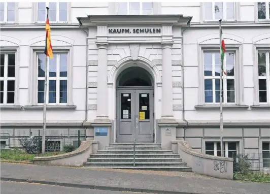  ?? FOTOS (2): JÜRGEN MOLL ?? Die Fassade des Berufskoll­egs Wirtschaft und Verwaltung an der Stuttgarte­r Straße.