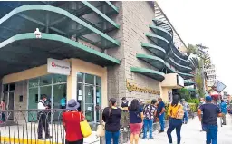 ??  ?? SERVICIOS. Usuarios financiero­s esperan ser atendidos en una agencia bancaria del centro de San Pedro Sula.