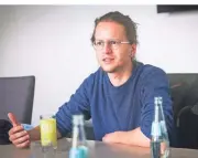 ?? RP-FOTO: BAUER ?? Lukas Fix zog für die Partei Klimaliste Düsseldorf in den neuen Stadtrat ein. Der 27-Jährige studiert an der Heine-Uni Biologie.