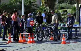  ?? (Photos F. L.) ?? La sécurité routière a installé un mini-circuit que les jeunes ont parcouru à vélo.
