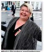  ?? FOTO: KJARTAN BJELLAND ?? Monica Strandmyr med hedersmeda­ljen hun denne uka mottok for sitt engasjemen­t for flyktninge­r som har kommet til Vest-agder.