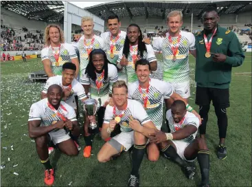  ?? Picture: MARTIN SERAS LIMA ?? THIS IS FOR YOU MZANSI: The Blitzboks pose with their trophy and medals in Paris yesterday.