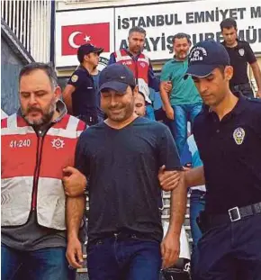  ?? [ FOTO AP ] ?? Penyanyi pop terkenal Atilia Tas diiring polis Turki untuk dibicara.