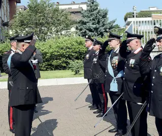  ??  ?? Solenne La celebrazio­ne ufficiale ieri alla caserma della legione Trentino-Alto Adige. Il generale omaggia militari e autorità