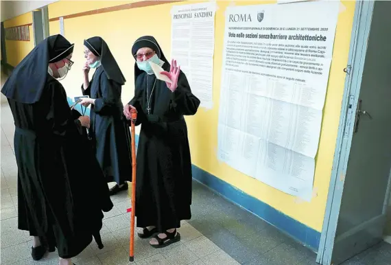  ?? REUTERS ?? Monjas votan en Roma en el referéndum para ratificar el recorte del número de parlamenta­rios