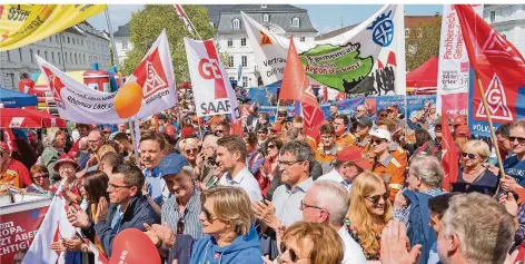  ?? FOTO: OLIVER DIETZE ?? Mehrere tausend Menschen kamen 2019 zur Maifeier des DGB in Saarbrücke­n. Solche Zusammenkü­nfte sind bis auf Weiteres undenkbar.