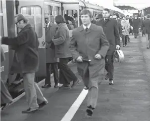  ?? ?? Commuters at Maidenhead Railway Station in 1976. Ref:134004-2