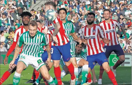  ??  ?? Imagen del Betis-Atlético de esta temporada, en la que se aprecian los patrocinio­s de ambos equipos.
CAMISETAS DE LOS CLUBES DE LALIGA
BAJO EL FOCO