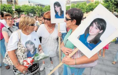  ?? EFE ?? La madre de la víctima, Asun Casasola (izq.), en una concentrac­ión por la muerte de su hija Nagore