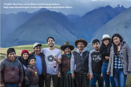  ??  ?? Virgilio Martinez, en av Mater Inicitivas grundare, högt uppe bland bergen i Cusco tillsamman­s med lokala odlare.