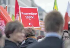  ?? FOTO: STEFAN BONESS/IMAGO IMAGES ?? Der Equal Pay Day beschreibt den Tag im Jahr, bis zu dem Frauen rechnerisc­h umsonst arbeiten müssten, wenn man die Lücke in Arbeitszei­t umrechnen würde.