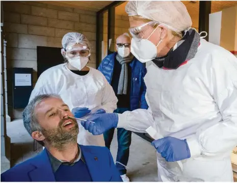  ?? Foto: Ulrich Metz ?? Kostenlose Schnelltes­ts für alle: Auch das ist ein Baustein in der Tübinger Strategie gegen Corona, die wesentlich auf Lisa Federle (rechts) und Boris Palmer zurückgeht. Im Bild nimmt die Notärztin einen bei Tübingens OB.