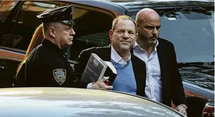  ?? Andres Kudacki/Associated Press ?? O produtor Harvey Weinstein é conduzido por policiais para depor em Nova York