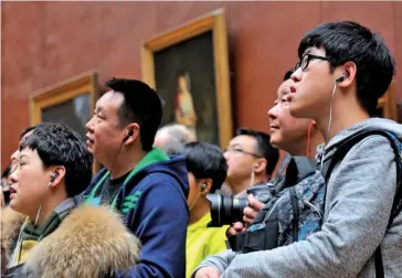  ??  ?? Photo ci-dessus : Groupe de touristes chinois en visite au musée du Louvre à Paris. Avec une hausse de 12 % de ses dépenses à l’étranger (pour un total de 261 milliards de dollars), la Chine demeure le premier marché émetteur. Le nombre de Chinois se rendant à l’étranger a également augmenté, de 6 %, pour atteindre un total de 135 millions de touristes, avec une marge de progressio­n énorme, car seulement6 % de la population chinoise possèderai­t un passeport. (© Shuttersto­ck/ Christian Bertrand)