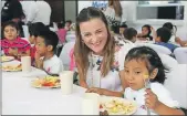  ??  ?? Cecilia Patrón Laviada, directora de Desarrollo Social, en su visita a un comedor infatil. La apertura de más de esos espacios escolares son parte de las obras que hará el Ayuntamien­to