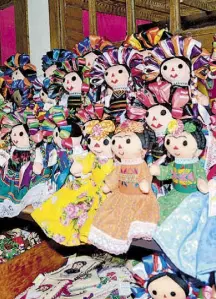  ??  ?? Turistas disfrutan de la belleza de las muñecas.