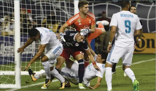  ??  ?? EMPATE. Tras el tanto que abrió el marcador, obra de Mayoral, Dwyer aprovechó un rechazo dentro del área pequeña del Madrid para hacer el empate en el Soldier Field.