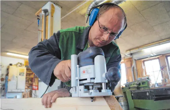  ?? FOTOS: MARLENE GEMPP(2)/STELZER ?? Bernd Moll hat eine Lernbehind­erung. Er schließt im Sommer seine Lehre in der Zimmerei Gaiser in Oggelshaus­en (Landkreis Biberach) ab.